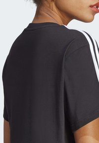 adidas Sportswear ESSENTIALS 3 STRIPES SINGLE CROPPED - Potiskana majica - black   white