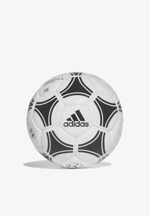 Pallone da calcio in bianco e nero con il logo Adidas, caratterizzato da una texture liscia e un design classico a pannelli. Accenti neri curvi ben distintivi.