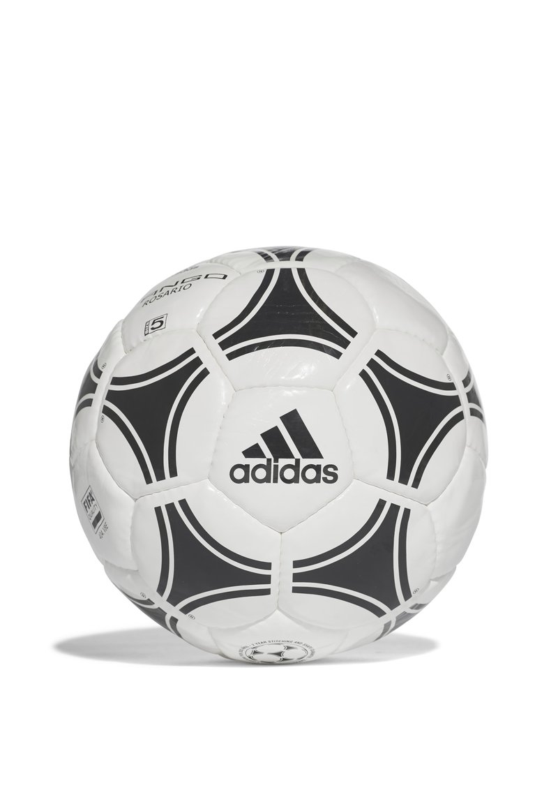 Pallone da calcio in bianco e nero con il logo Adidas, caratterizzato da una texture liscia e un design classico a pannelli. Accenti neri curvi ben distintivi.