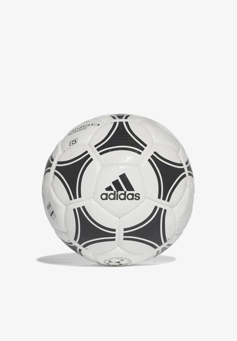 Pallone da calcio in bianco e nero con il logo Adidas, caratterizzato da una texture liscia e un design classico a pannelli. Accenti neri curvi ben distintivi.