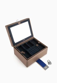 Caja de joyería de cuero marrón con una tapa transparente, correa azul y cierre plateado. En el interior tiene terciopelo azul y compartimentos ajustables.