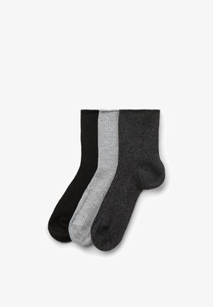 Drie geribbelde enkelsokken in zwart, lichtgrijs en donkergrijs, overlappend gerangschikt op een witte achtergrond.