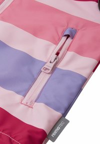 Vêtement coloré et rayé dans des tons de rose et de violet, comportant une fermeture éclair d'un quart de longueur et une étiquette indiquant "reimaTEC." Texture lisse.
