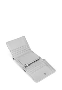 Šedá kožená peněženka s několika přihrádkami na karty, kapsou na mince se zipem a hladkým povrchem. Má minimální prošití a jednoduchý design.