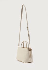 Μπεζ δερμάτινη τσάντα χειρός με δομημένο σχεδιασμό, διπλές λαβές και αποσπώμενο ιμάντα. Διαθέτει φερμουάρ στο πάνω μέρος και απαλό υφή.