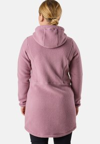 Rozijnen fleece lange jas met een capuchon, voorzien van een zachte textuur en een afgeronde zoom. Het heeft een basisontwerp zonder duidelijke patronen of versieringen.