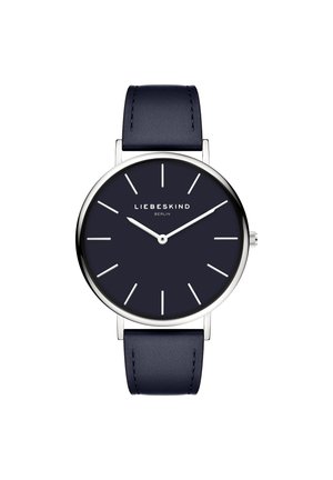Montre minimaliste avec un cadran et un bracelet bleu foncé, boîtier argenté, index horaires blancs et texte "Liebeskind Berlin" sur le cadran.