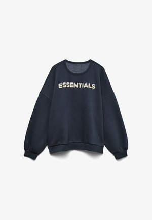 Sweat-shirt noir surdimensionné avec le texte "ESSENTIALS" en blanc sur la poitrine, doté de manches longues bouffantes et de poignets et ourlet côtelés.