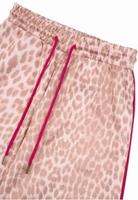 Pantalon taille élastique imprimé léopard rose avec cordons rose vif et détails de bandes latérales.