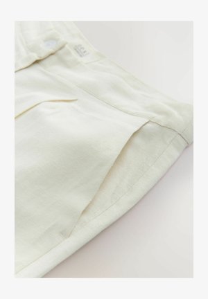 Kerge kreemivärvi linane lühike püksid lame vöökoht ja küljetaskud; sile tekstuur ja minimalistlik disain.