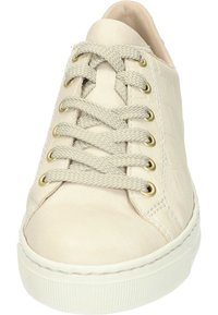 Basket en cuir beige avec tige texturée, bout arrondi et lacets gris. Comprend des œillets dorés et une semelle en caoutchouc blanc avec un design nervuré.