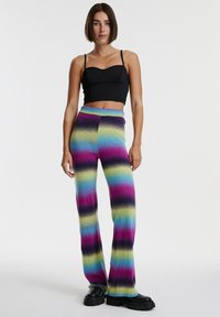 Kleurrijke gestreepte flare pants met roze, paarse, blauwe en groene tinten. Gemaakt van een zachte, gestructureerde stof met een hoge taille.