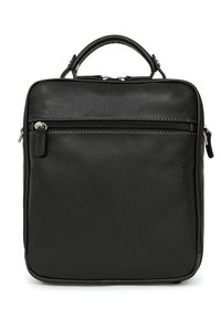 Czarna skórzana torba o teksturowanej powierzchni, prostokątnym kształcie, z górnym uchwytem i przednią kieszenią na zamek. Charakteryzuje się minimalistycznym designem i srebrnym okuciem.