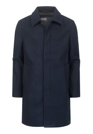 Cappotto di lana blu scuro con taglio dritto, colletto a lancia, tasche frontali e pattina nascosta. Texture liscia e design su misura.