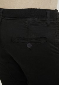 Alpha Industries KEROSENE - Shorts - black