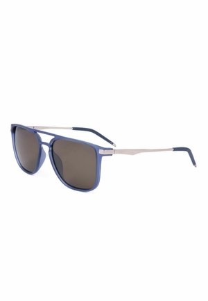 Occhiali da sole rettangolari con montatura blu, lenti scure e sottili aste in metallo argento con punte blu su sfondo bianco.
