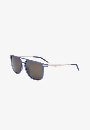 Occhiali da sole rettangolari con montatura blu, lenti scure e sottili aste in metallo argento con punte blu su sfondo bianco.