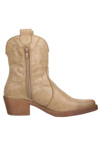 Bota vaquera beige con punta afilada, cuero texturizado, costuras decorativas, cremallera lateral y tacón apilado.