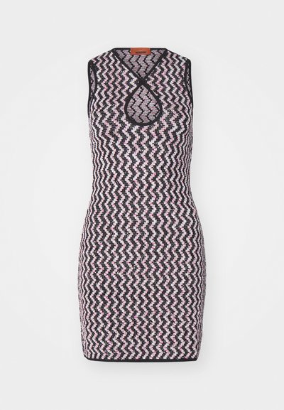 Robe en tricot avec un motif zigzag texturé en noir, rose et blanc. Design sans manches, avec un décolleté en trou de serrure et une silhouette ajustée.