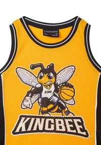 Canotta da basket gialla in rete con rifiniture nere. Presenta un fumetto di un'ape che tiene un pallone da basket e la grafica "KINGBEE" in basso.