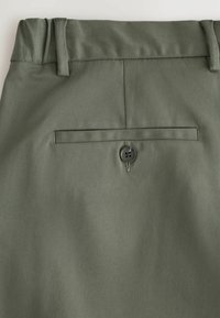 Olivgrüne Hose aus strukturiertem Stoff, mit flachem Frontdesign und einer Gesäßtasche mit Knopfverschluß, die ein sauberes und elegantes Design unterstreicht.