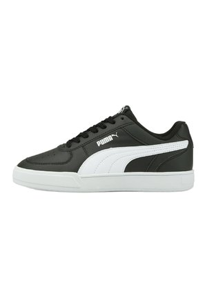 Sneaker sintetiche nere con una striscia bianca, suola in gomma, punta tonda e lacci neri. Logo Puma visibile sul lato e sulla linguetta.