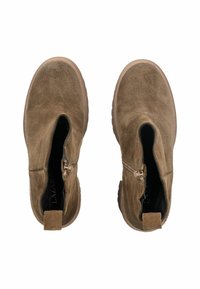 Zamszowe botki za kostkę w stonowanym brązowym kolorze z zapięciem na zamek błyskawiczny, okrągłym noskiem i pętelką na pięcie dla łatwego zakładania; teksturowana powierzchnia dodaje wizualnego zainteresowania.