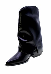 Stivale alto in pelle nera con punta affilata, tacco basso e parte superiore cadente con una fessura laterale vicino alla caviglia.