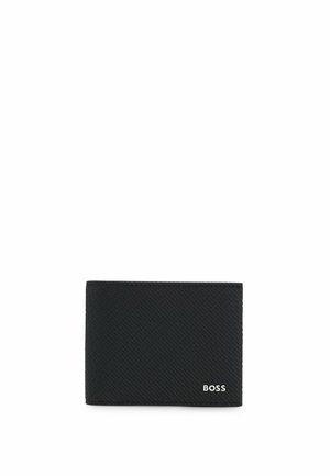 Cartera de piel negra texturizada con un logo "BOSS" en plata grabado en la esquina inferior derecha, mostrada cerrada sobre un fondo blanco.