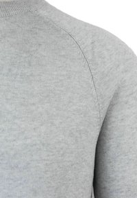 Maglione lavorato a maglia grigio chiaro con collo alto, colletto a costine e maniche raglan. Texture morbida con una finitura liscia.