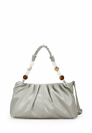 Bolso de mano de cuero gris claro con un diseño fruncido, asa trenzada y cuentas decorativas en tonos ámbar y blanco. Incluye correa ajustable.