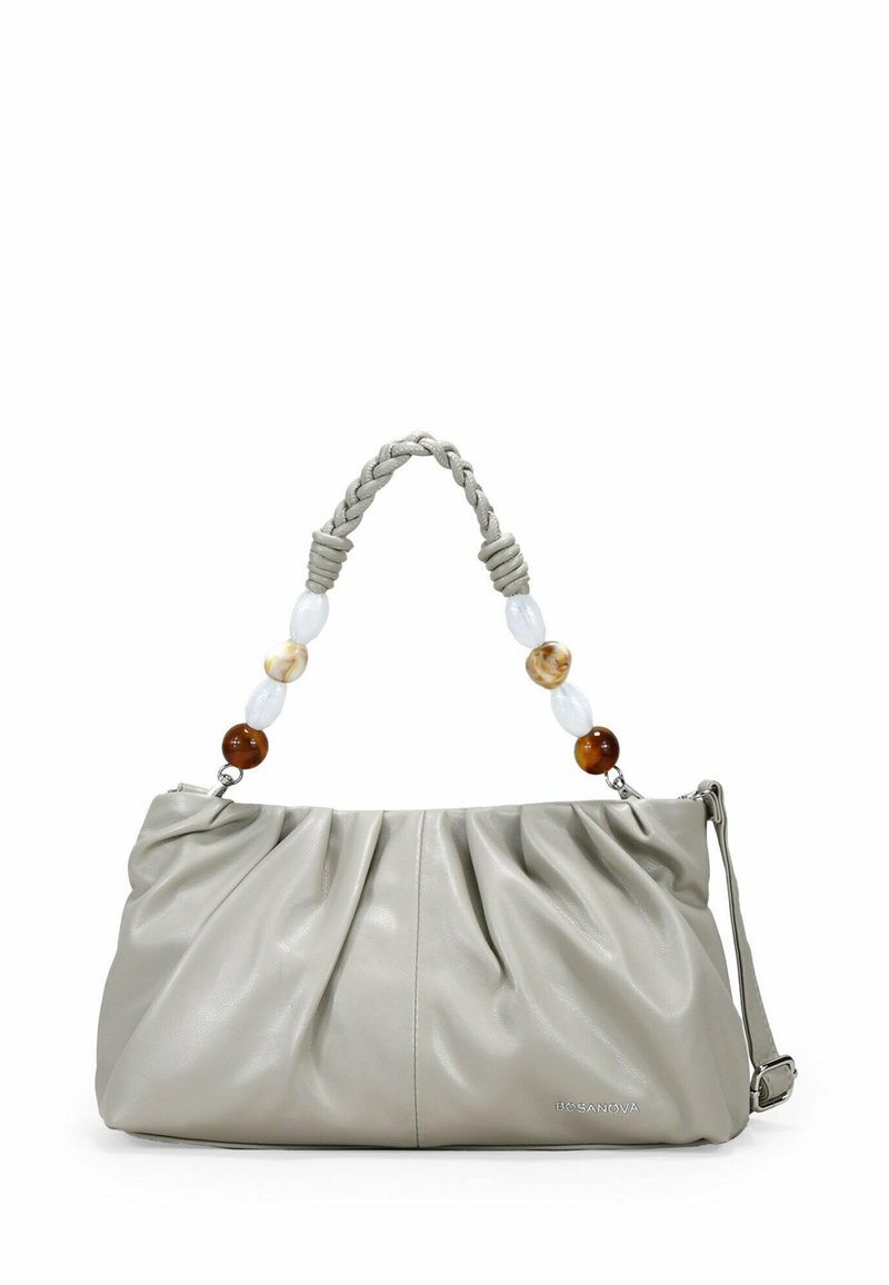 Bolso de mano de cuero gris claro con un diseño fruncido, asa trenzada y cuentas decorativas en tonos ámbar y blanco. Incluye correa ajustable.