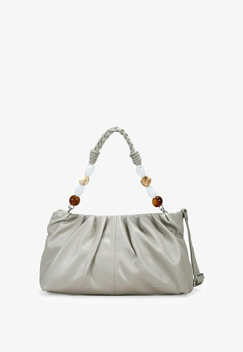 Bolso de mano de cuero gris claro con un diseño fruncido, asa trenzada y cuentas decorativas en tonos ámbar y blanco. Incluye correa ajustable.