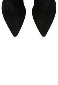 Stivaletti neri in suede con punta affusolata e silhouette elegante. Texture liscia e design minimalista, senza hardware o accenti visibili.