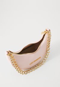 Rózsaszín műbőr táska arany lánc pánttal, cipzáras záródással és a "LOVE MOSCHINO" dombornyomott logójával az elején. Kompakt félhold alakú.