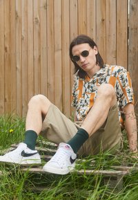 Nike Sportswear Blazer Low 77 Trainers White Black Sail Team Orange White Zalando Co Uk