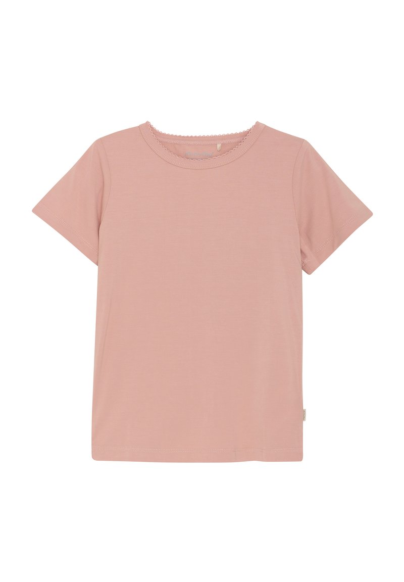 Tricou roz cu mânecă scurtă din material moale, cu un decolteu ondulat și un design simplu, cu tiv drept și fără modele sau accente.