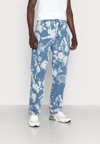 Jaded London RIOT PRINT - Calças de ganga de perna direita - blue