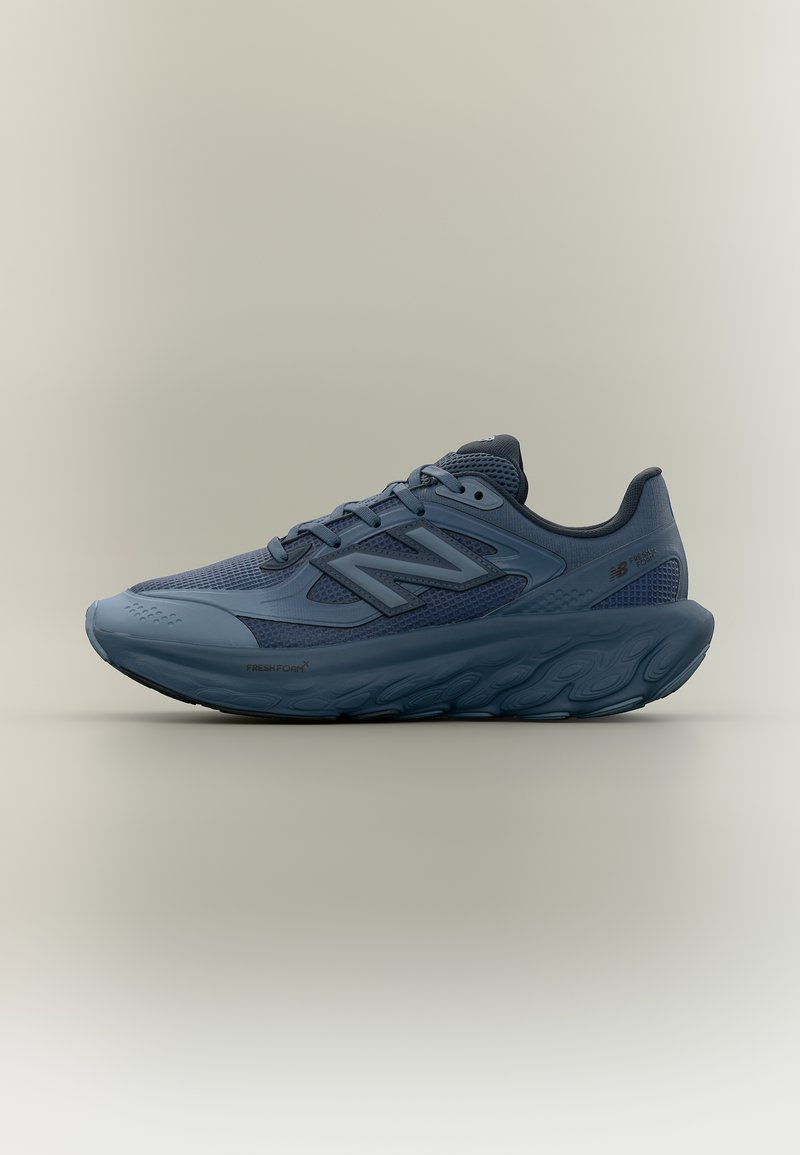 Σκούρο μπλε παπούτσι για τρέξιμο New Balance με επάνω μέρος από δίχτυ και συνθετικό υλικό, σχεδίαση με κορδόνια και μαλακή, υφή σόλα.
