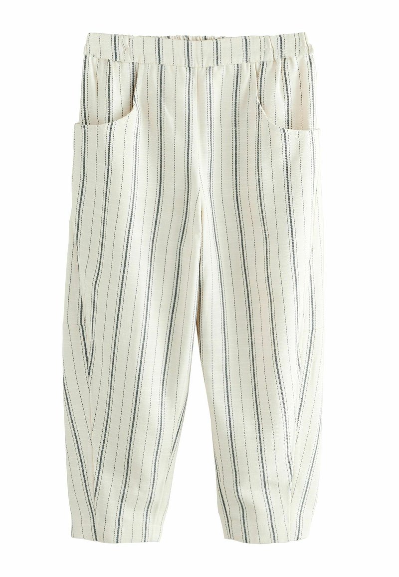 Pantalons courts à taille élastique en tissu crème avec des rayures verticales bleu marine. Comprend deux poches latérales et une texture lisse.