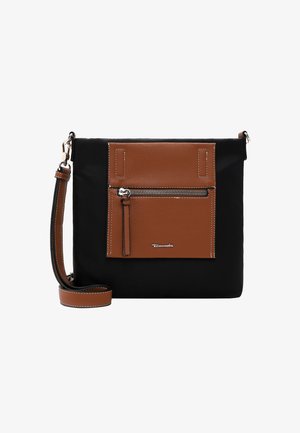 Svart canvas tvärsöver väska med en brun läderficka fram. Har en silverfärgad dragkedja och en avtagbar rem. Strukturerad rektangulär form.