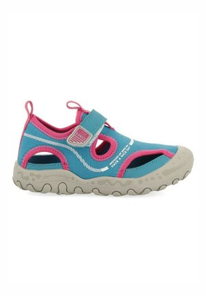 Sandale bleue et rose avec tige en nylon, sangle Velcro, côtés découpés, et semelle en caoutchouc grise avec un motif texturé.