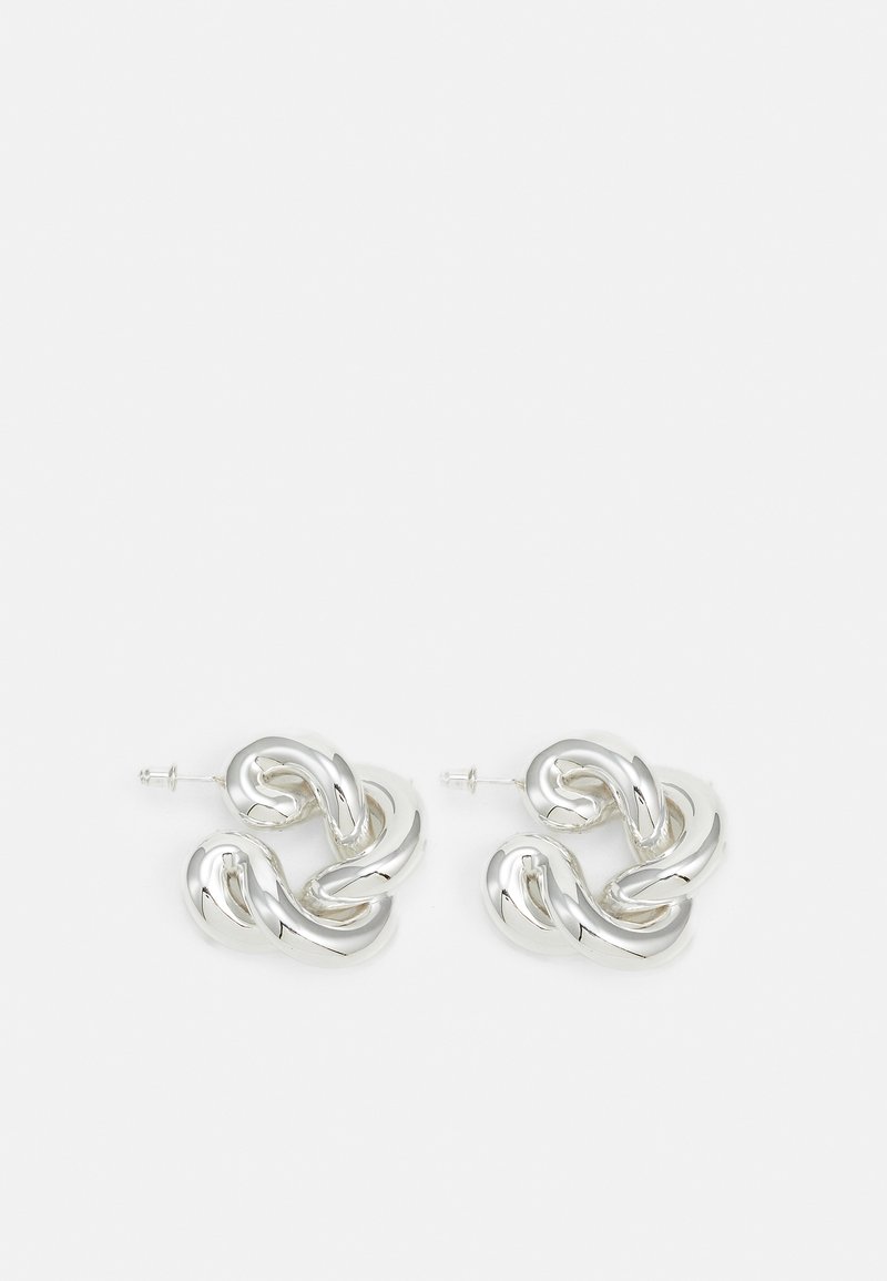 Silberne Creolen mit einem gedrehten Kettenmuster, glatter Oberfläche und reflektierendem Finish, gesichert mit einem Steckerverschluss.