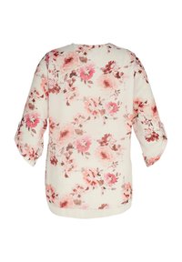 Blusa leggera con sfondo crema e motivi floreali rosa e marroni, maniche 3/4 e scollo arrotondato.