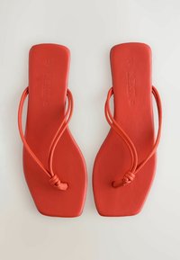 Sandale plate roșii cu un design neted al bretelei, vârf pătrat și accente înnodate. Fabricate dintr-un material flexibil pentru confort.