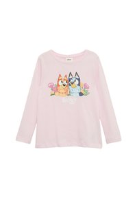 Lange mouw roze katoenen t-shirt met een illustratie van twee cartoonhonden omringd door bloemen, met de tekst "Bluey" eronder.