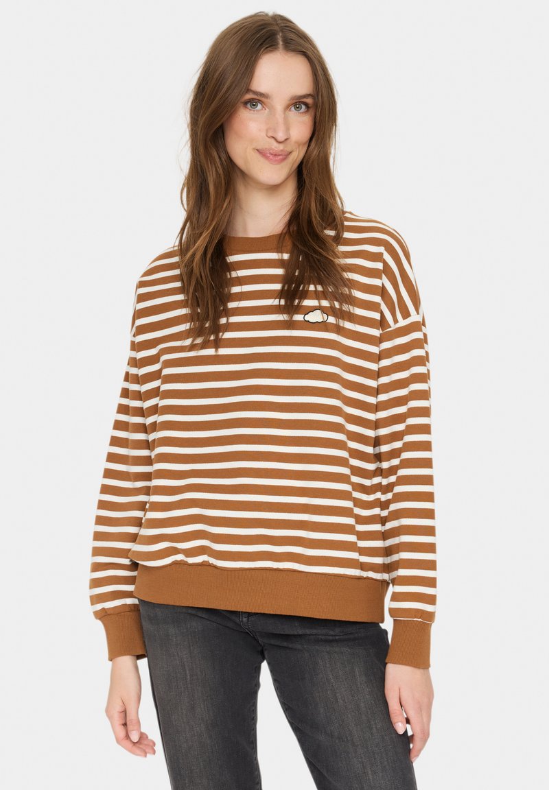 Sweatshirt cu dungi maro și alb, cu o croială lejeră, manșete ribatate și o mică insignă în formă de nor pe piept. Textură de țesătură moale.