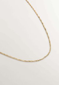 Collar de cadena retorcida de oro, que presenta una textura delicada con giros intrincados, contra un fondo claro para un contraste visual.