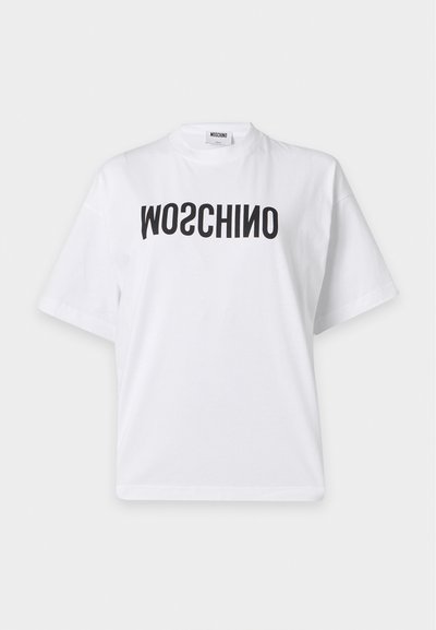 Λευκό κοντομάνικο T-shirt με μαύρο καθρεφτισμένο κείμενο "MOSCHINO" τυπωμένο στο στήθος και μια μικρή ετικέτα στον λαιμό με το όνομα της μάρκας.