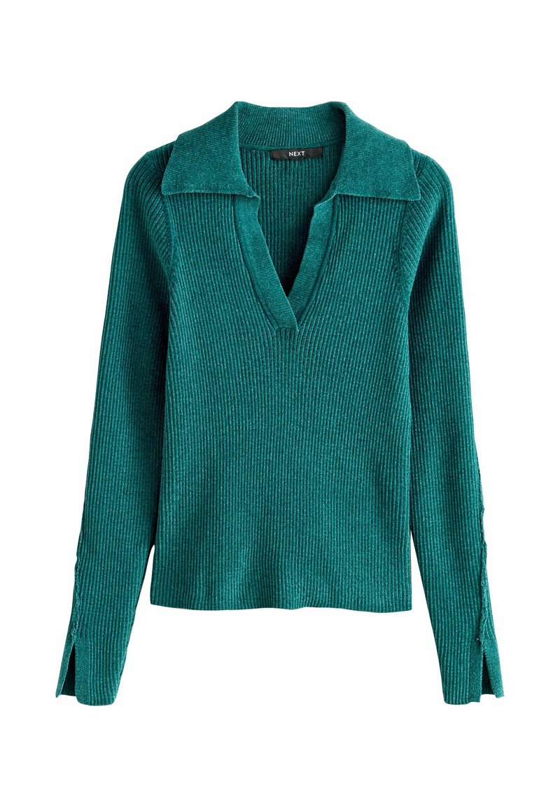 Zeleno-modrý rebrovaný pletený sveter s dlhými rukávmi, širokým golierom, výstrihom do V a rozparkami na rukávoch, zobrazený na bielom pozadí.
